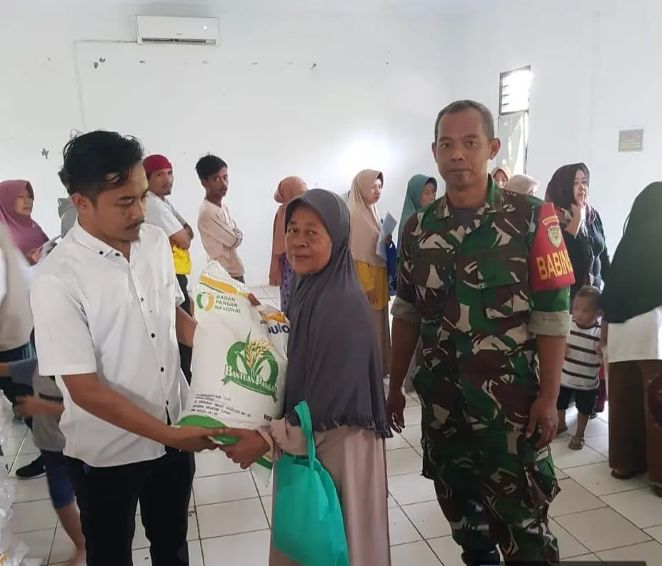 Ratusan Warga Desa Sukaraja Sumringah Terima Bantuan Beras Gratis
