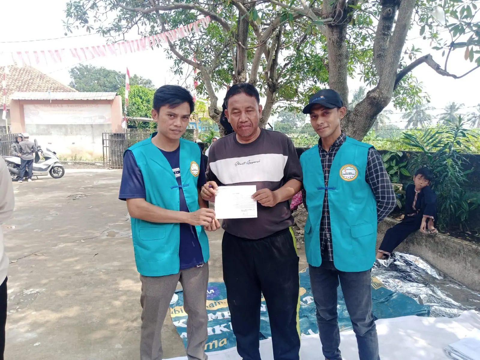 Sumarecon berikan Bantuan Material untuk SDN Sukatani