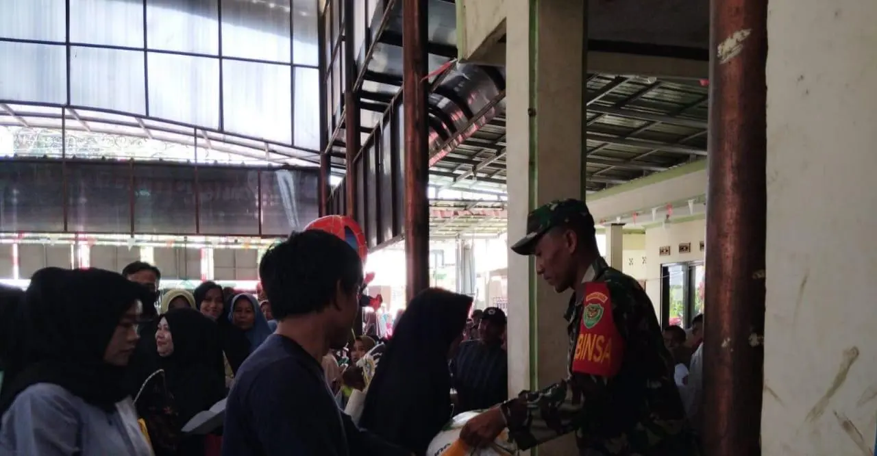 Kantor Desa Nagrak Dipadati Ratusan Warga hingga Dikawal Petugas