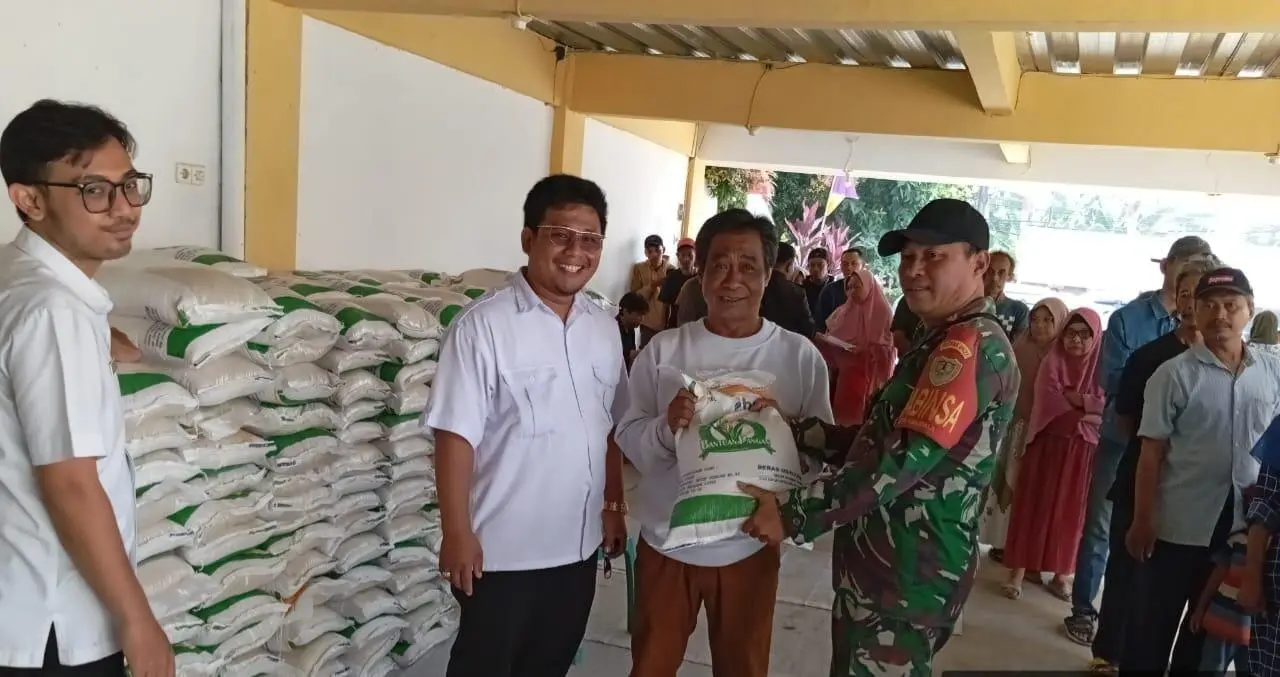 Pemdes Cimandala Salurkan Bantuan Beras Program Kemenko PMK