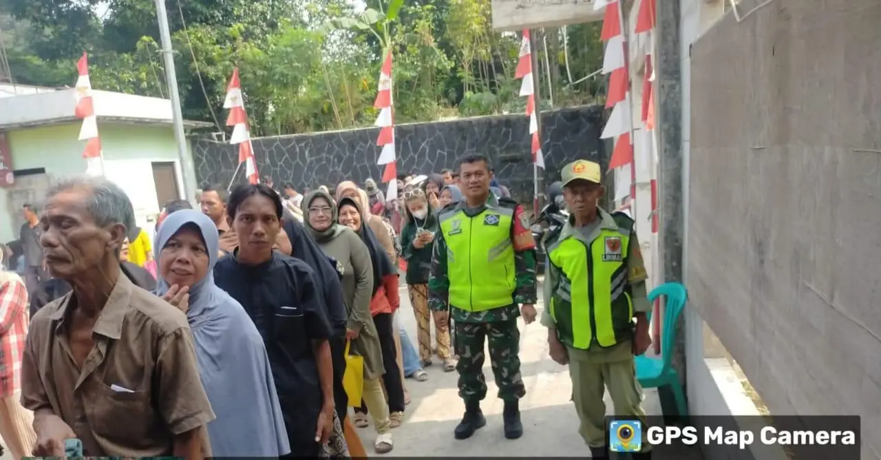 Penerima Bansos Beras Desa Cilebut Timur dikawal Petugas
