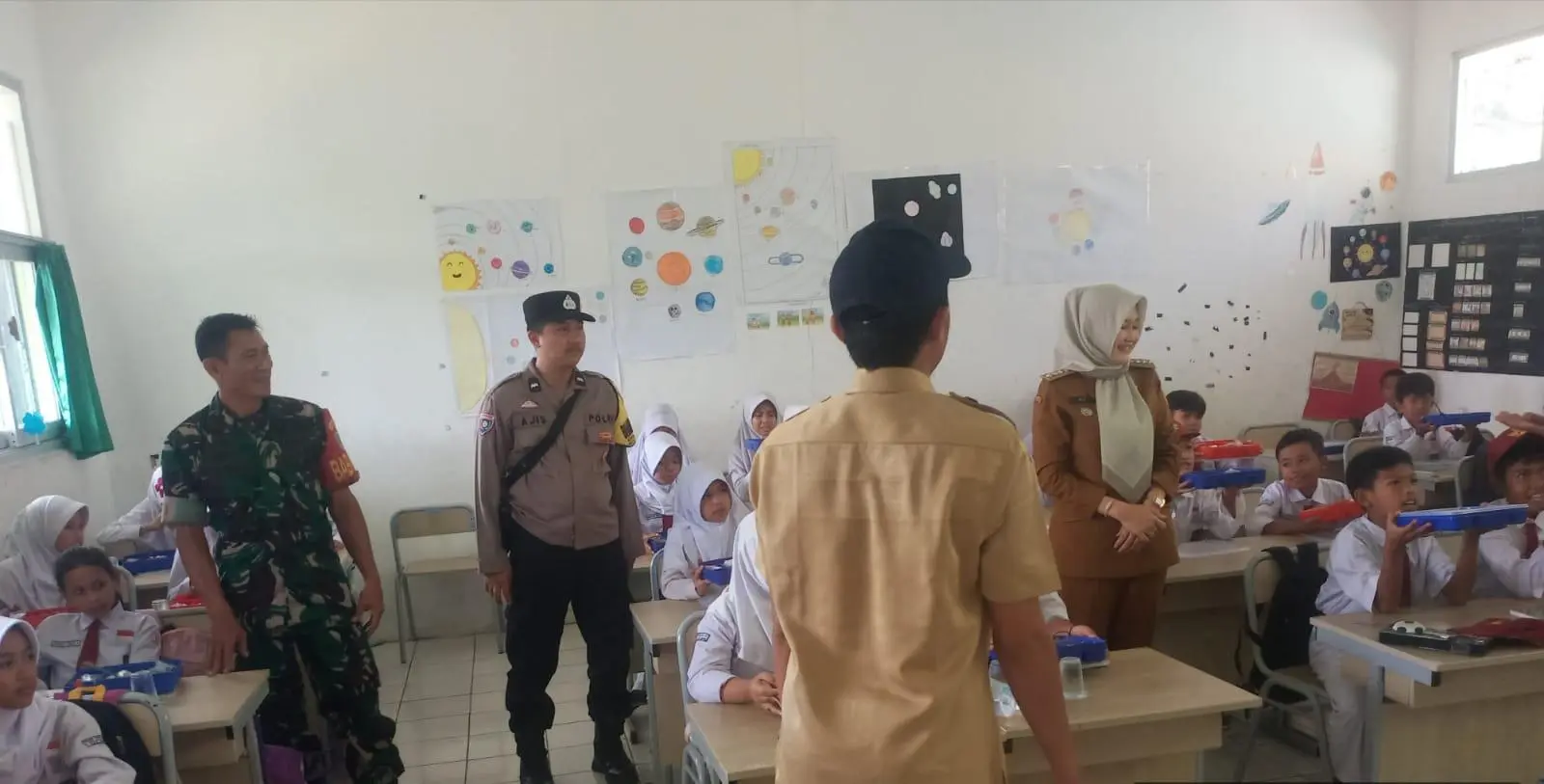 Petugas Lakukan Pendampingan Ujicoba Makan Siang Gratis Siswa SD