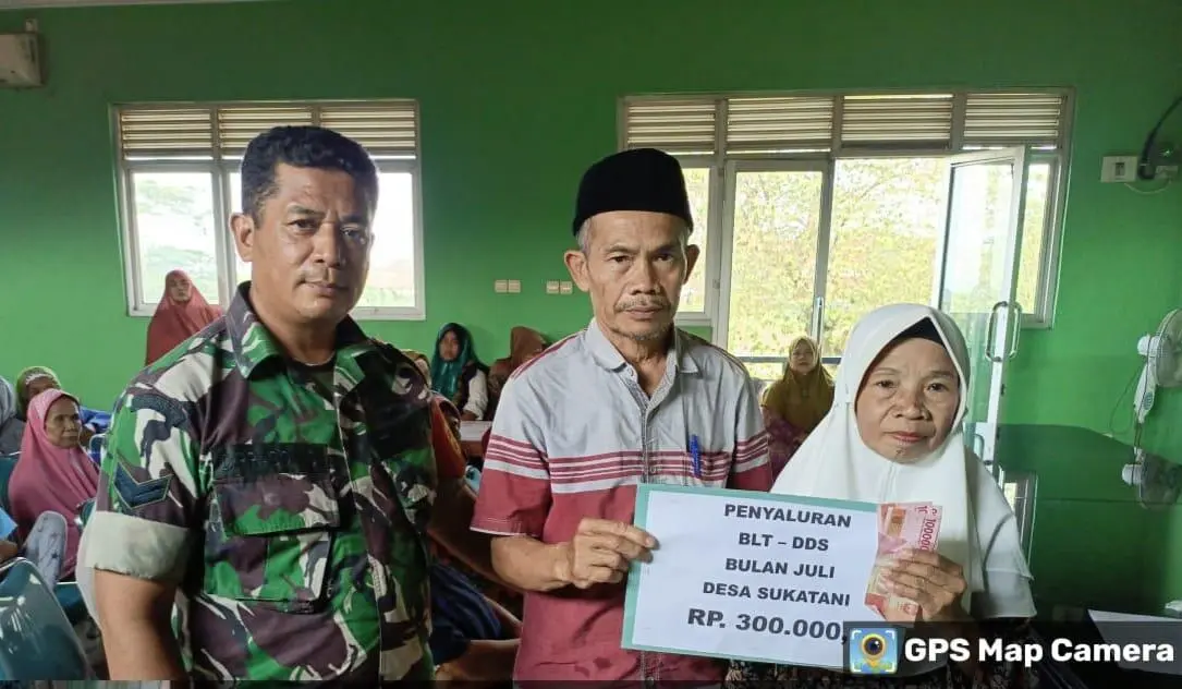 Petugas Pantau Penyaluran Bantuan Warga Desa Sukatani