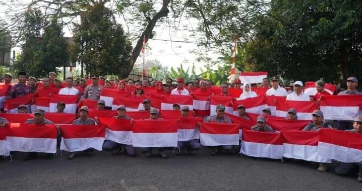 Dukung Gerakan Pengibaran Sepuluh Juta Bendera, Pj Bupati Bogor Bagikan Ribuan Bendera