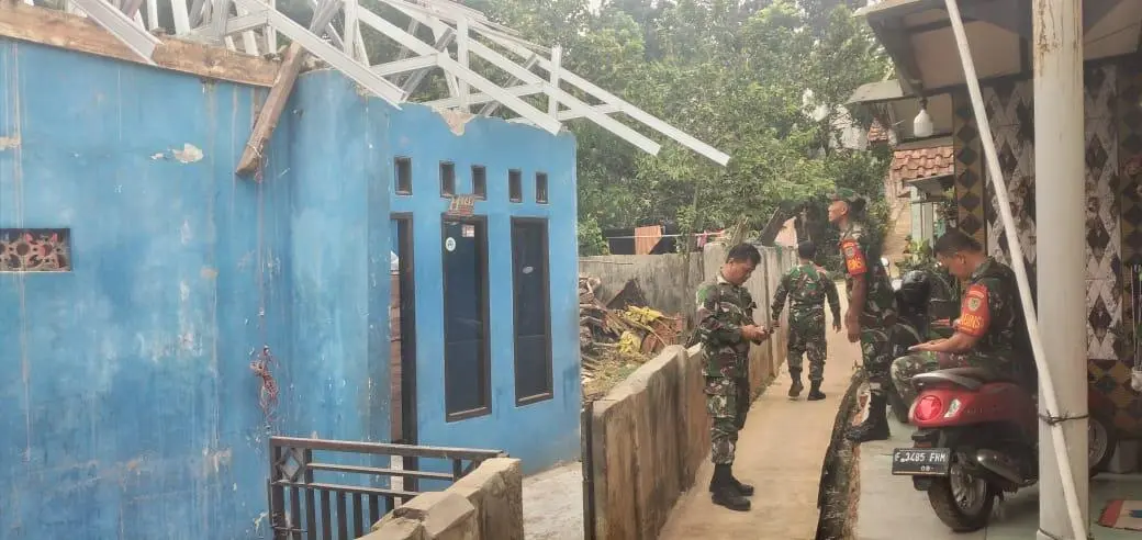Babinsa Cimandala Monitoring Pembanguan Rutilahu Warga Penerima Manfaat