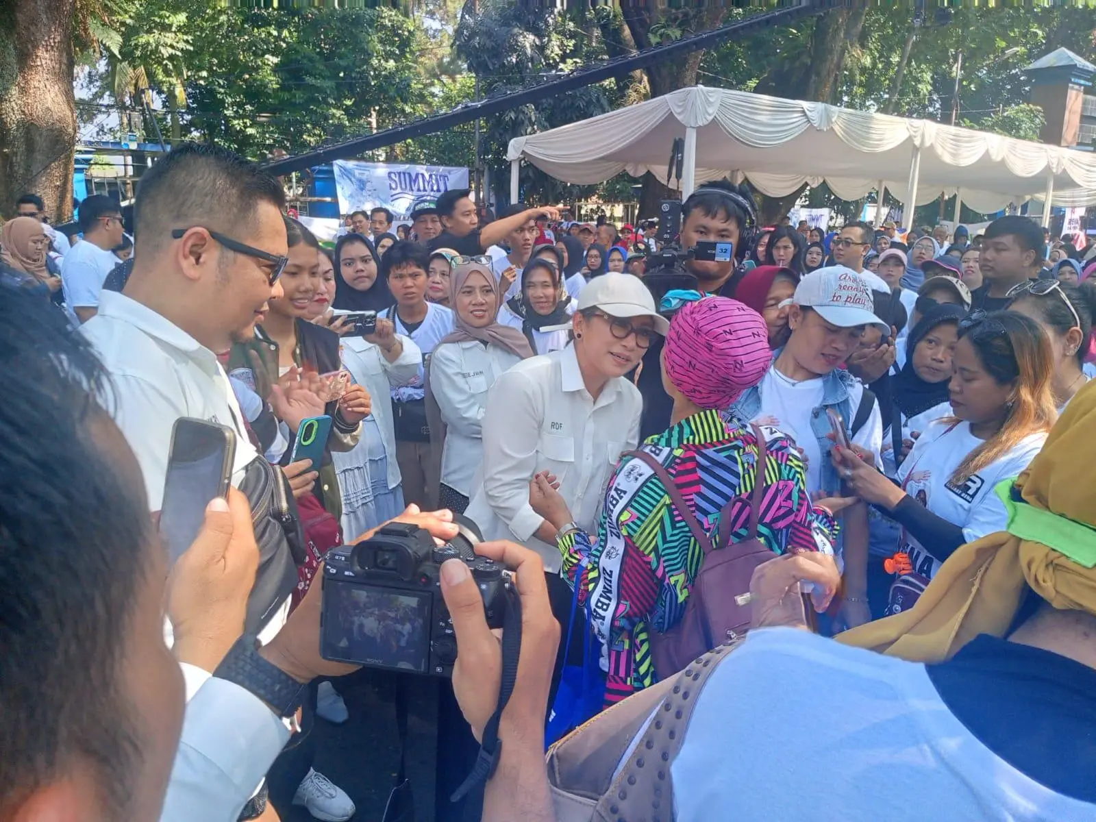 Masyarakat Banjiri GOR Sambut Rena