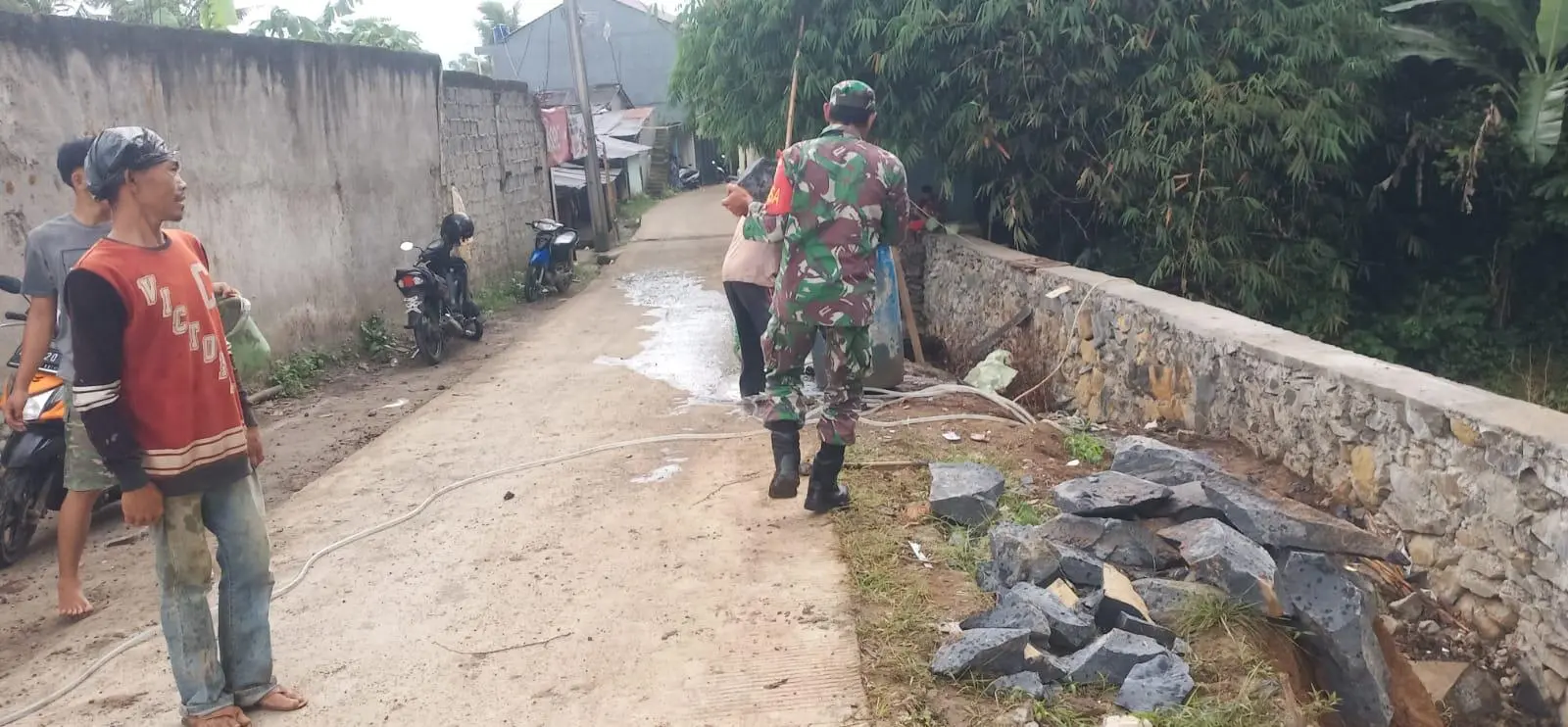 Antisipasi Tanah Longsor Babinsa Cikeas Karya Bhakti Bangun Tembok Penahan Tanah