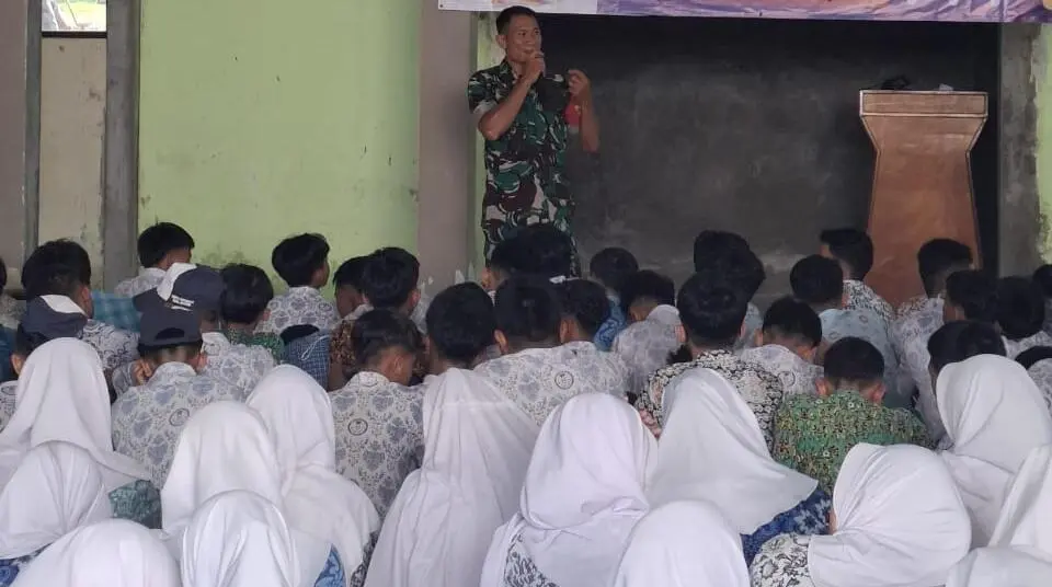 Babinsa Berikan Penyuluhan Bahaya Narkoba Pada MPLS Siswa Baru