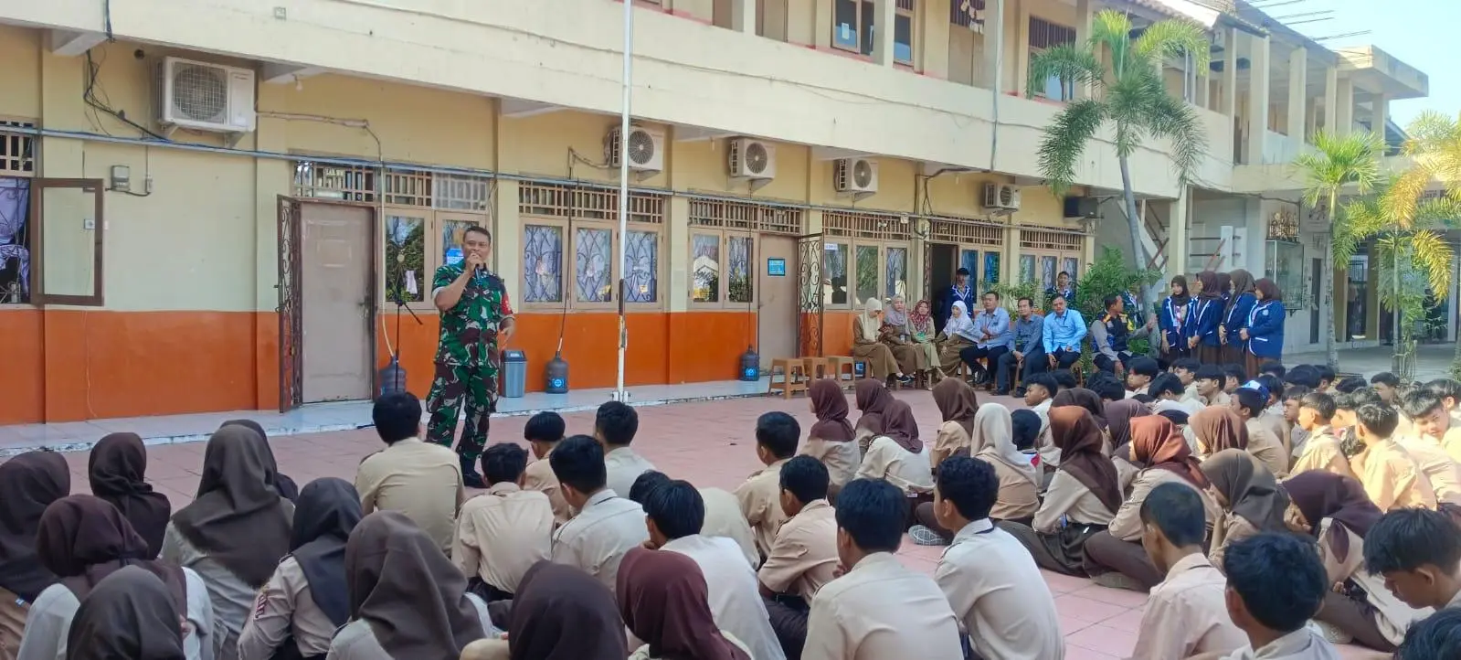 Petugas Berikan Pendidikan Karakter Kepada Ratusan Siswa Baru