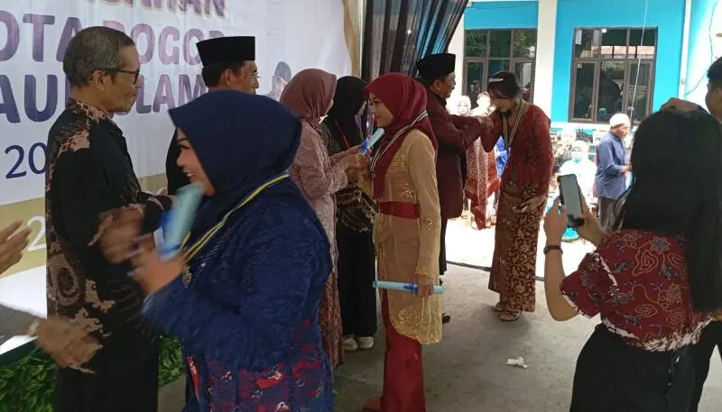 Siswa Yayasan Pendidikan Al Akhyar Kali Murni Diwisuda