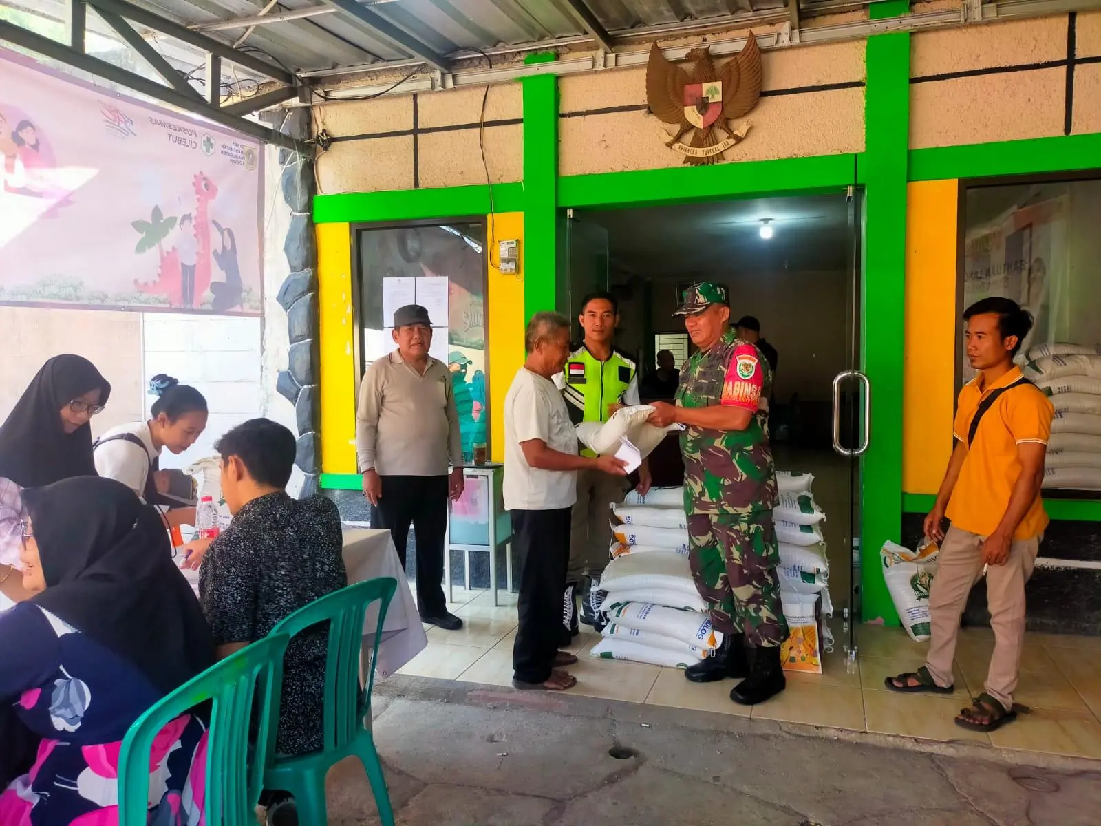 Babinsa Monitoring Warga Penerima Bantuan Beras Desa Cilebut Timur