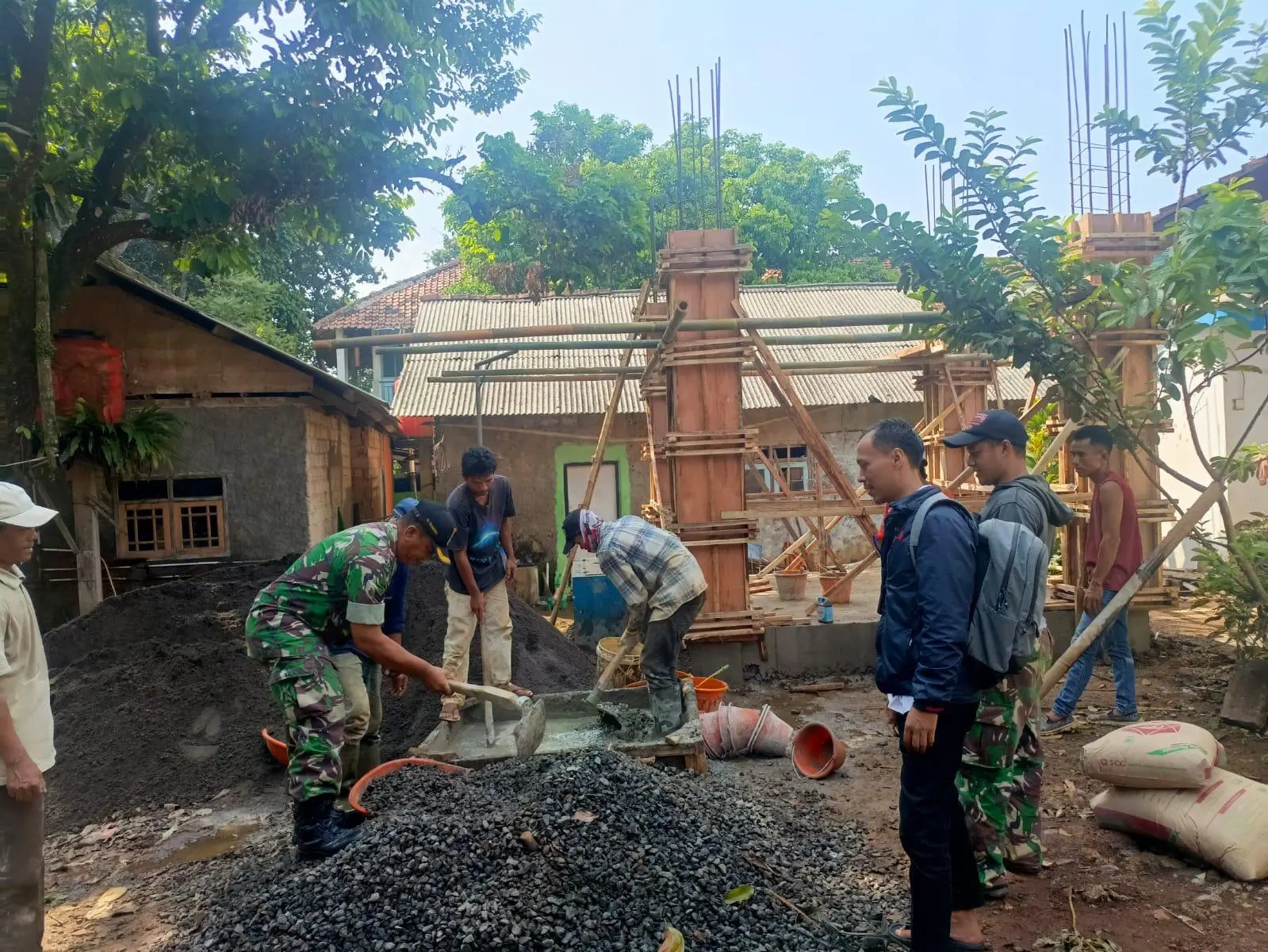 Bersama Warga Desa Babinsa Karya Bhakti Bangun Menara Air