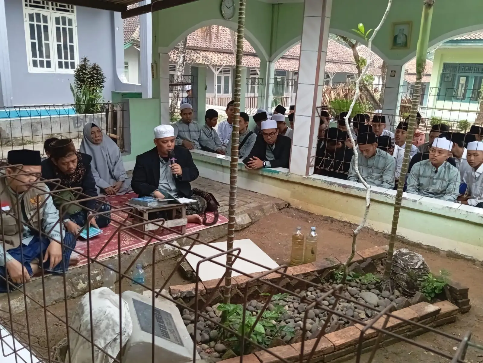 SMP dan MA Al Karimah Sukaraja Study Tour Religi ke Makam Guru