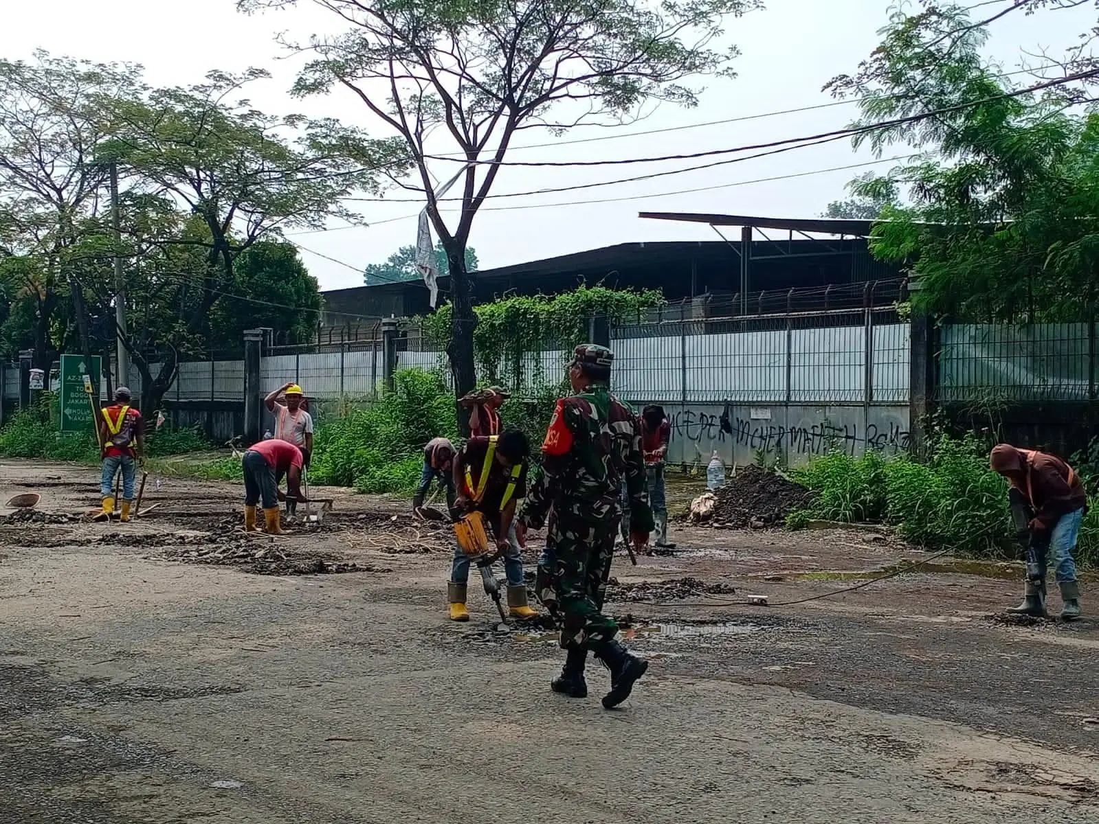 Warga Kampung Jampang Swadaya Perbaiki Jalan Rusak