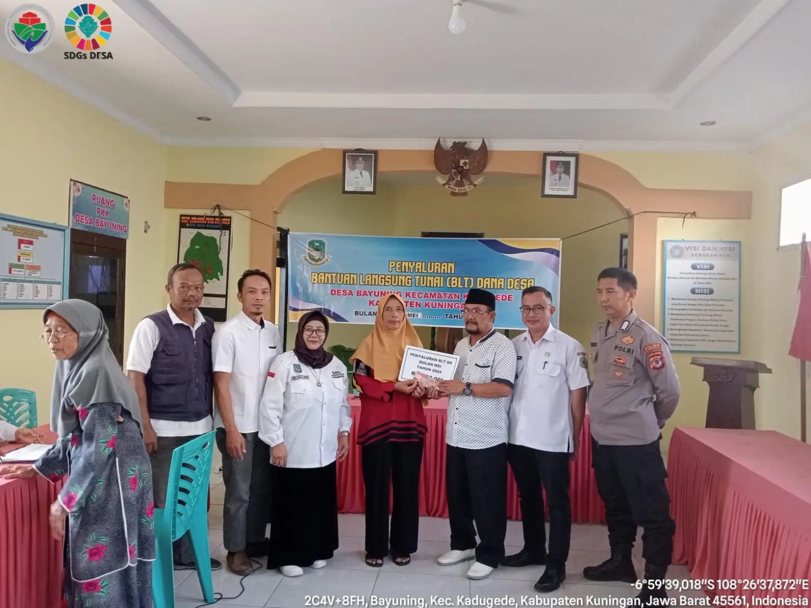Warga Desa Bayuning terima BLT DD