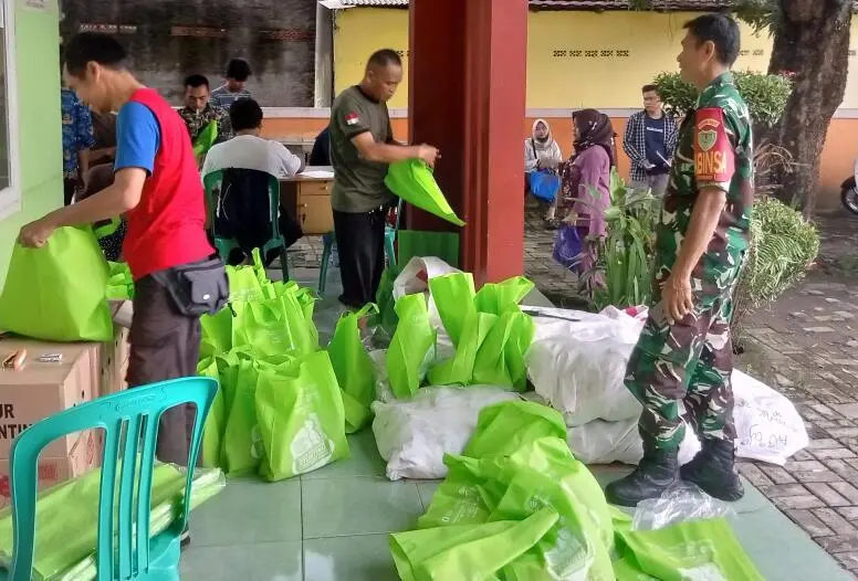 Bantuan Pangan Warga Stunting Desa Cikeas Dikawal Babinsa