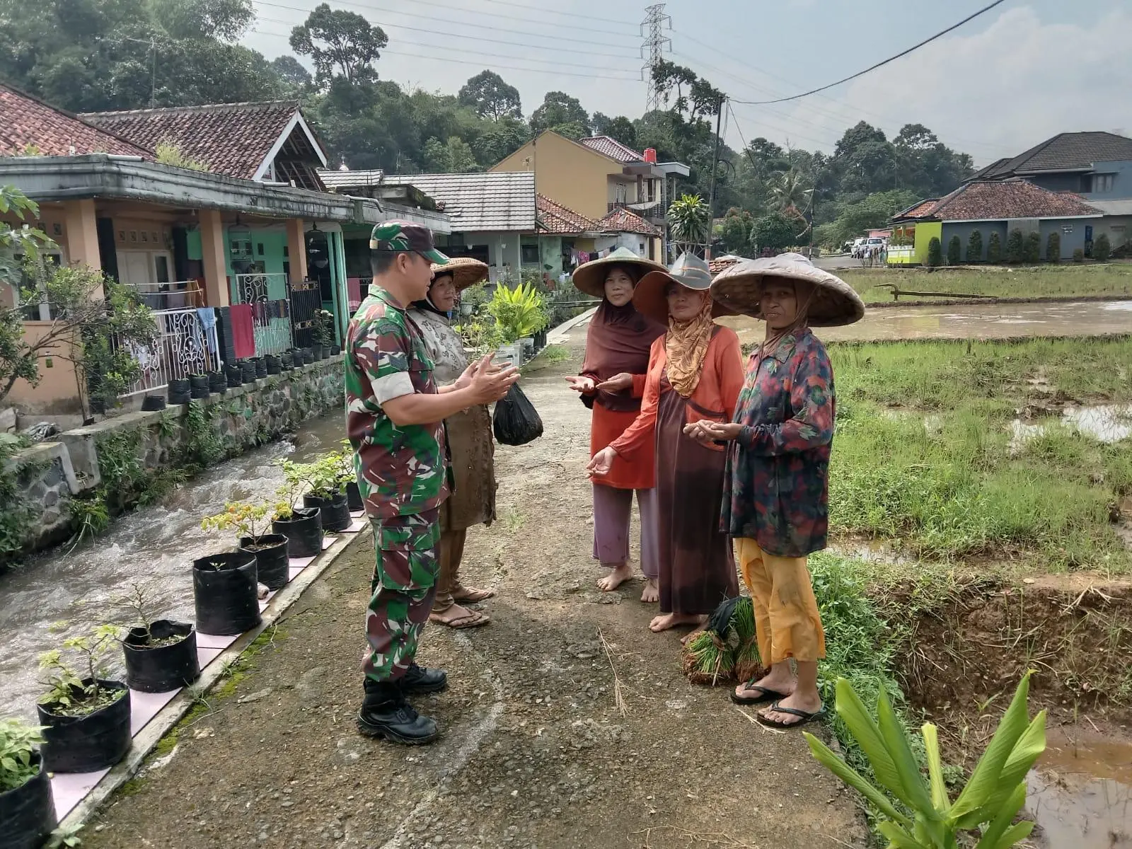 Pasca Lebaran Babinsa Lakukan Komsos Kunjungi Warga