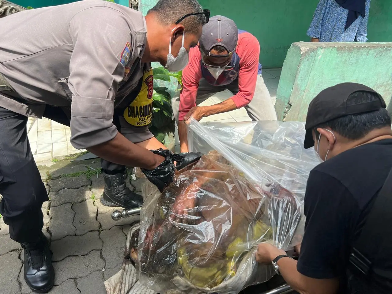 Mayat Laki-laki Ditemukan dalam Rumah, Polsek Cibinong Lakukan Olah TKP