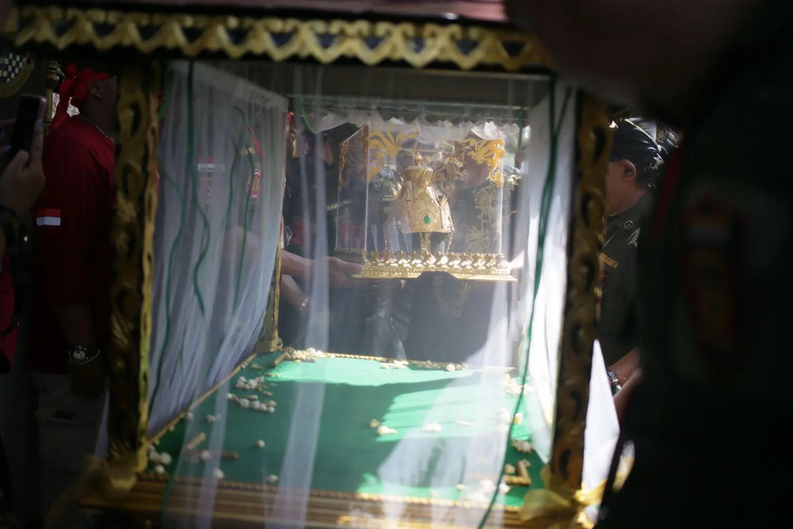Mahkota Raja Pajajaran Binokasih dan Artefak Dipamerkan di Perpustakaan Kota Bogor