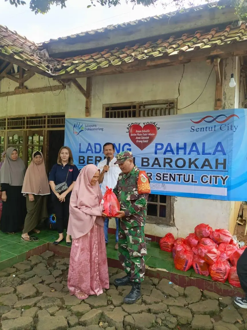 Babinsa Cadasngampar dampingi Warga Penerima Bingkisan Lebaran