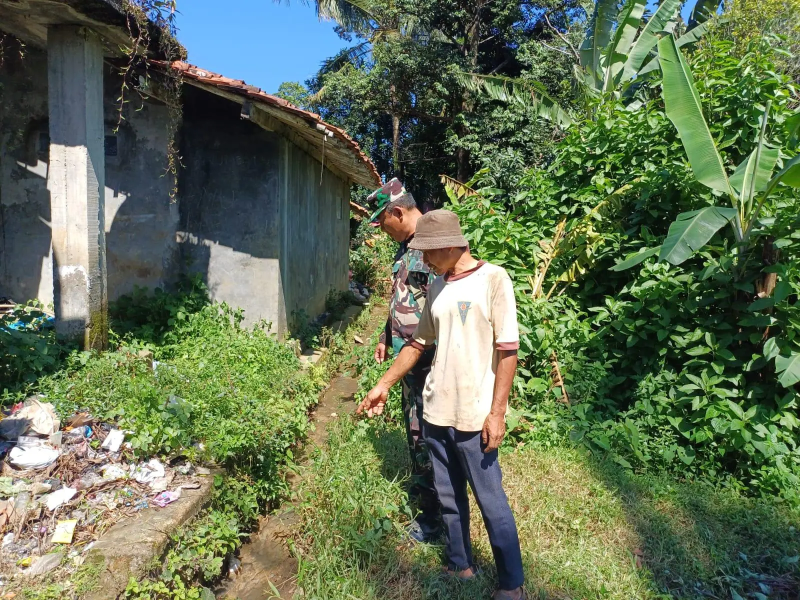 Babinsa Tinjau Saluran Irigasi untuk Pengairan Sawah