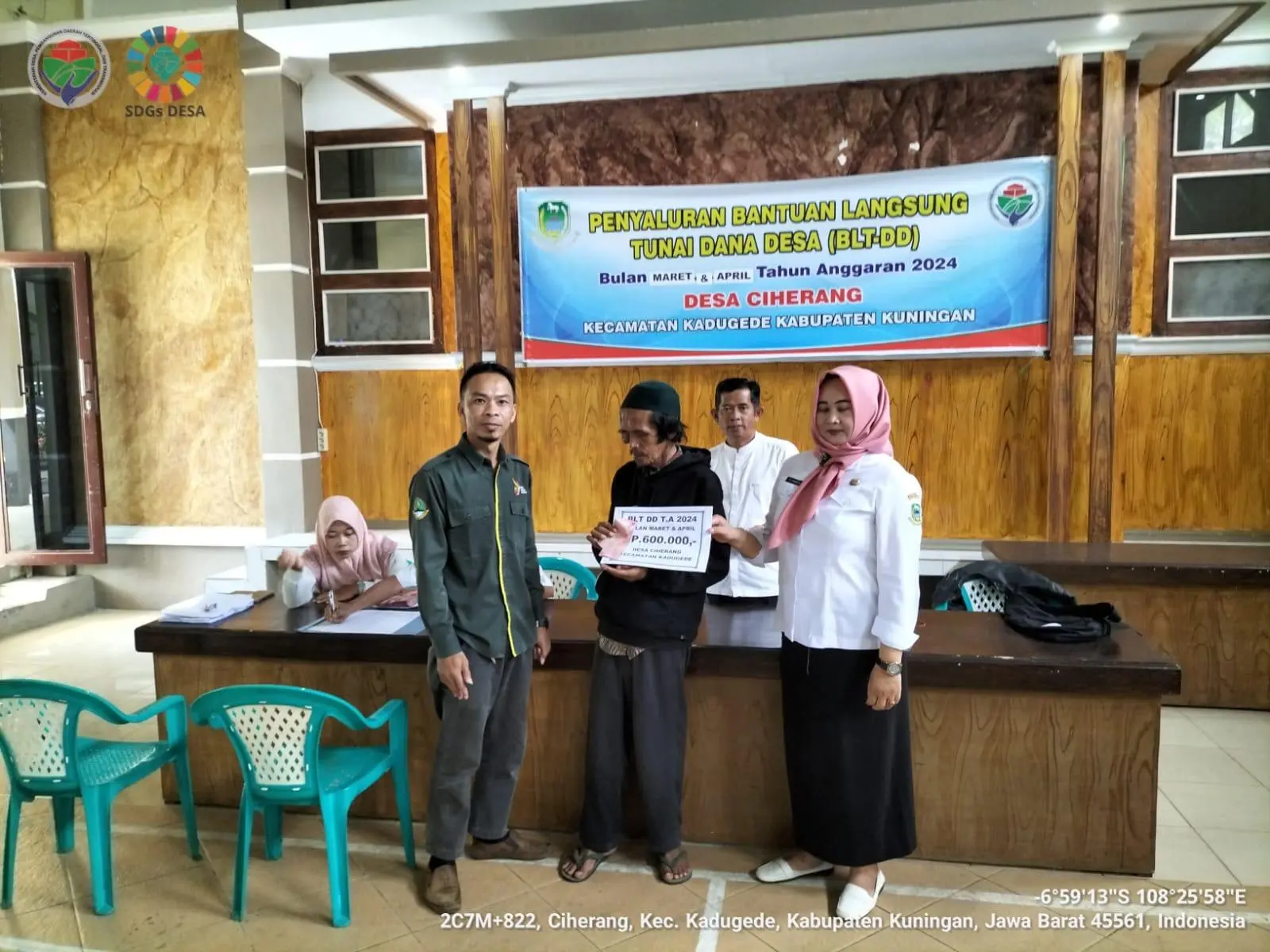Pemdes Ciherang Salurkan BLT DD Bulan 3 dan 4