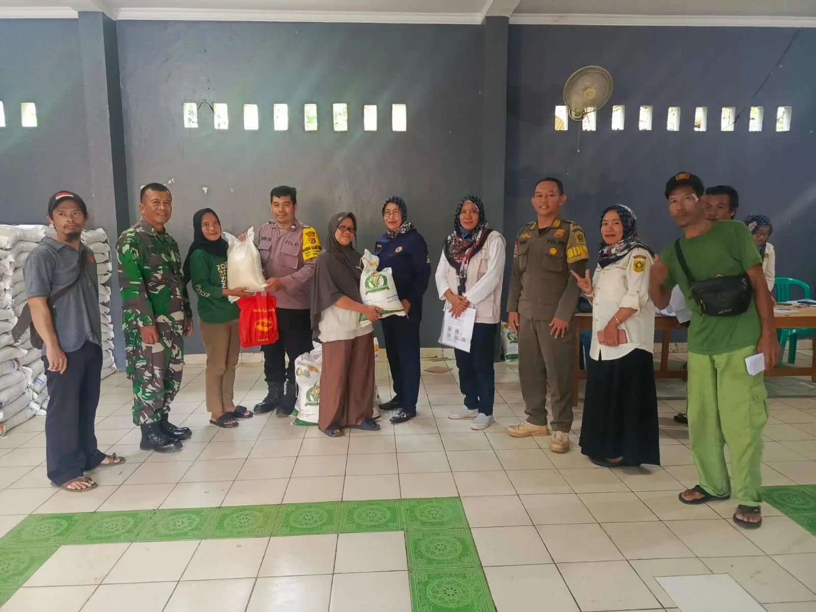 Penyaluran Bansos Beras Desa Cijujung Bulan Maret dipantau Petugas