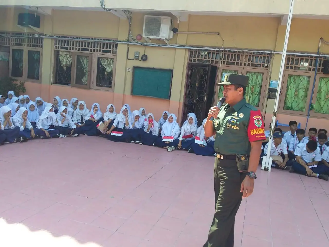 Babinsa Cilebut Timur Berikan Pemahaman Wawasan Kebangsaan kepada Murid Sekolah