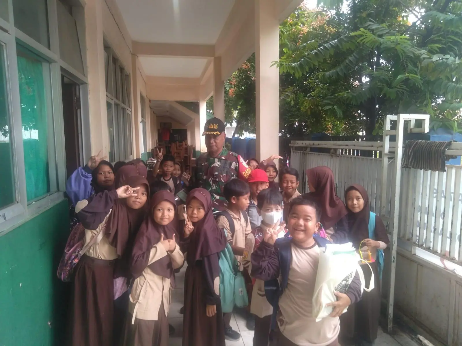 Babinsa Cilebut Barat Komsos Kunjungi Sekolah