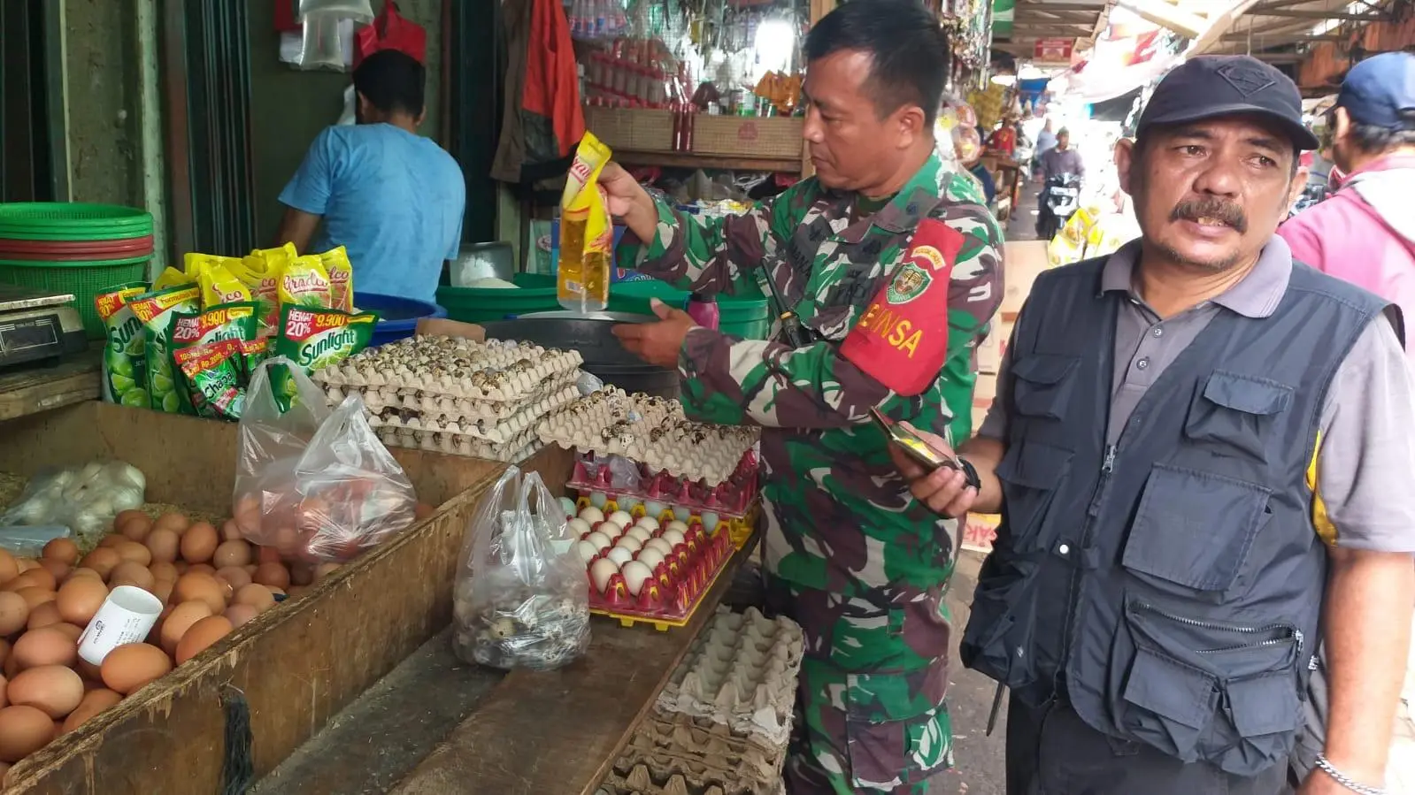 Awal Ramadhan Petugas Cek Harga Sembako di Pasar Ciluar