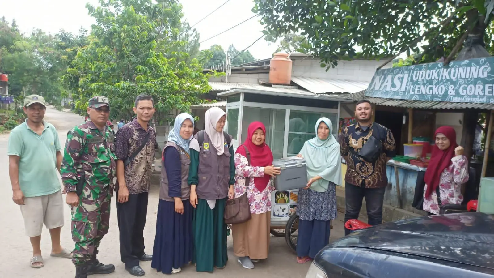 Babinsa Dampingi Warga Penerima Bantuan Gerobak Dari Pemkab Bogor
