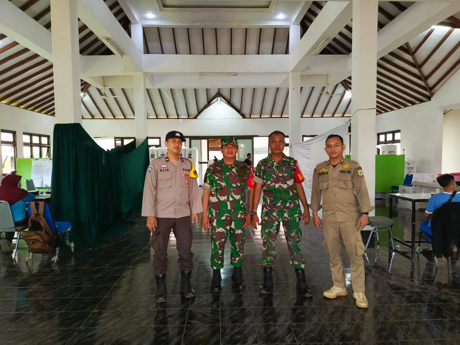 Koramil 0621-02/Sukaraja Terus Siagakan Anggotanya Dalam Pengamanan Sidang Pleno Rekapitulasi Suara 