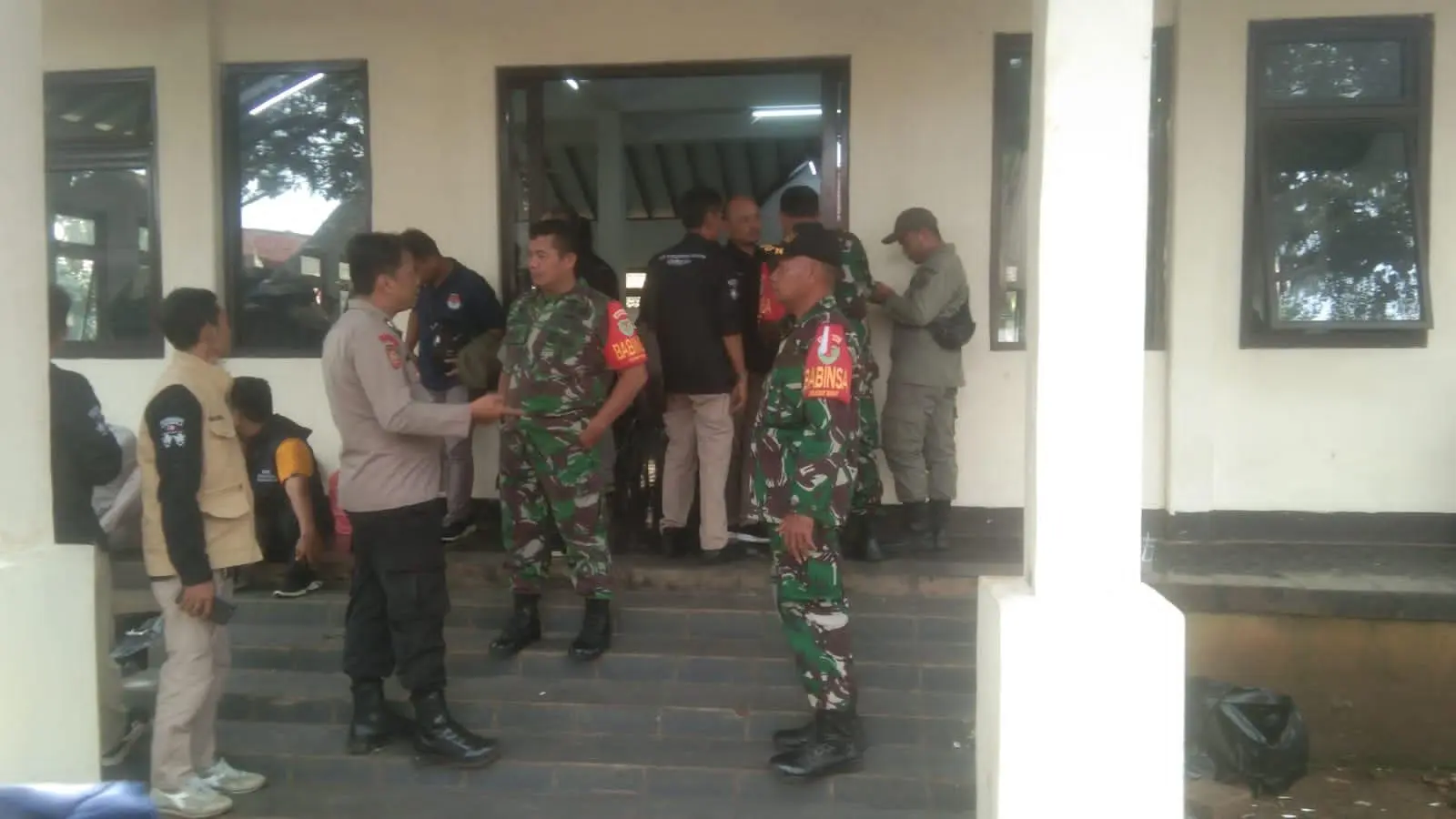 Anggota Koramil Sukaraja Lakukan Pengamanan Sidang Pleno Penghitungan Suara