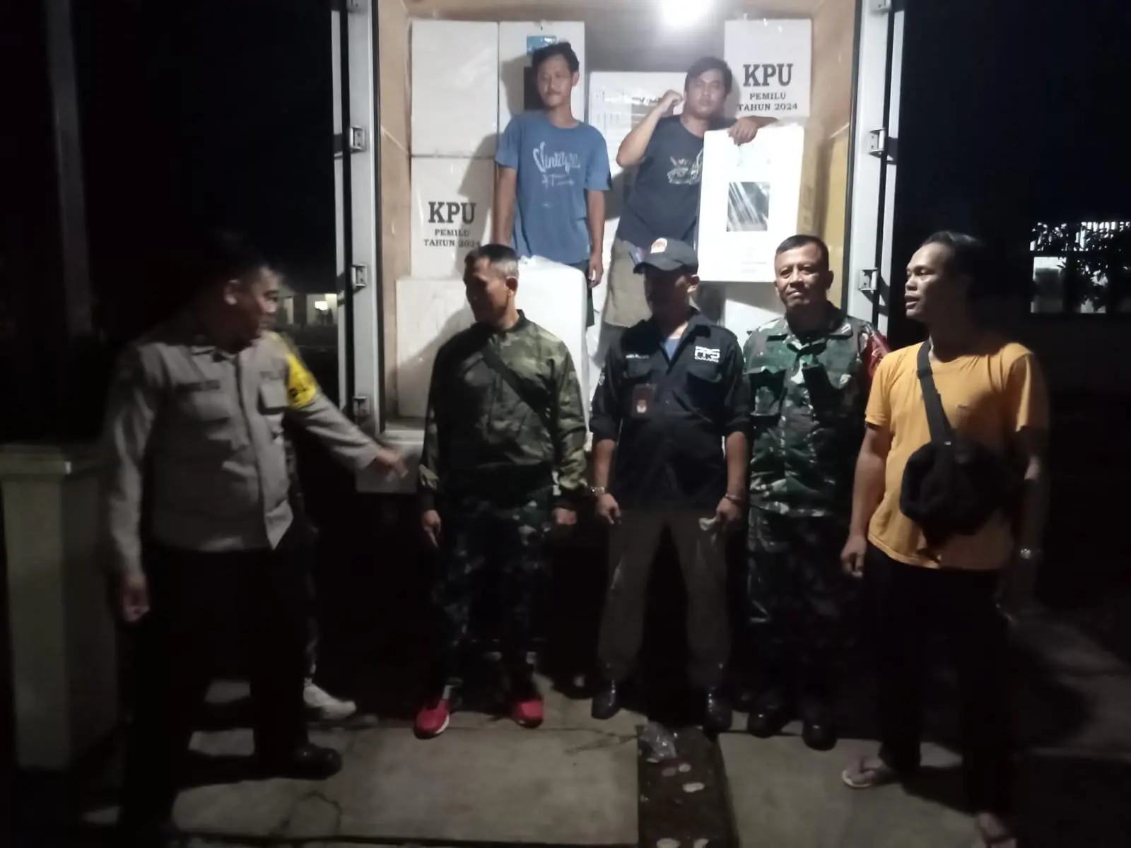 Petugas Lakukan Pengawalan Kotak Suara Pemilu