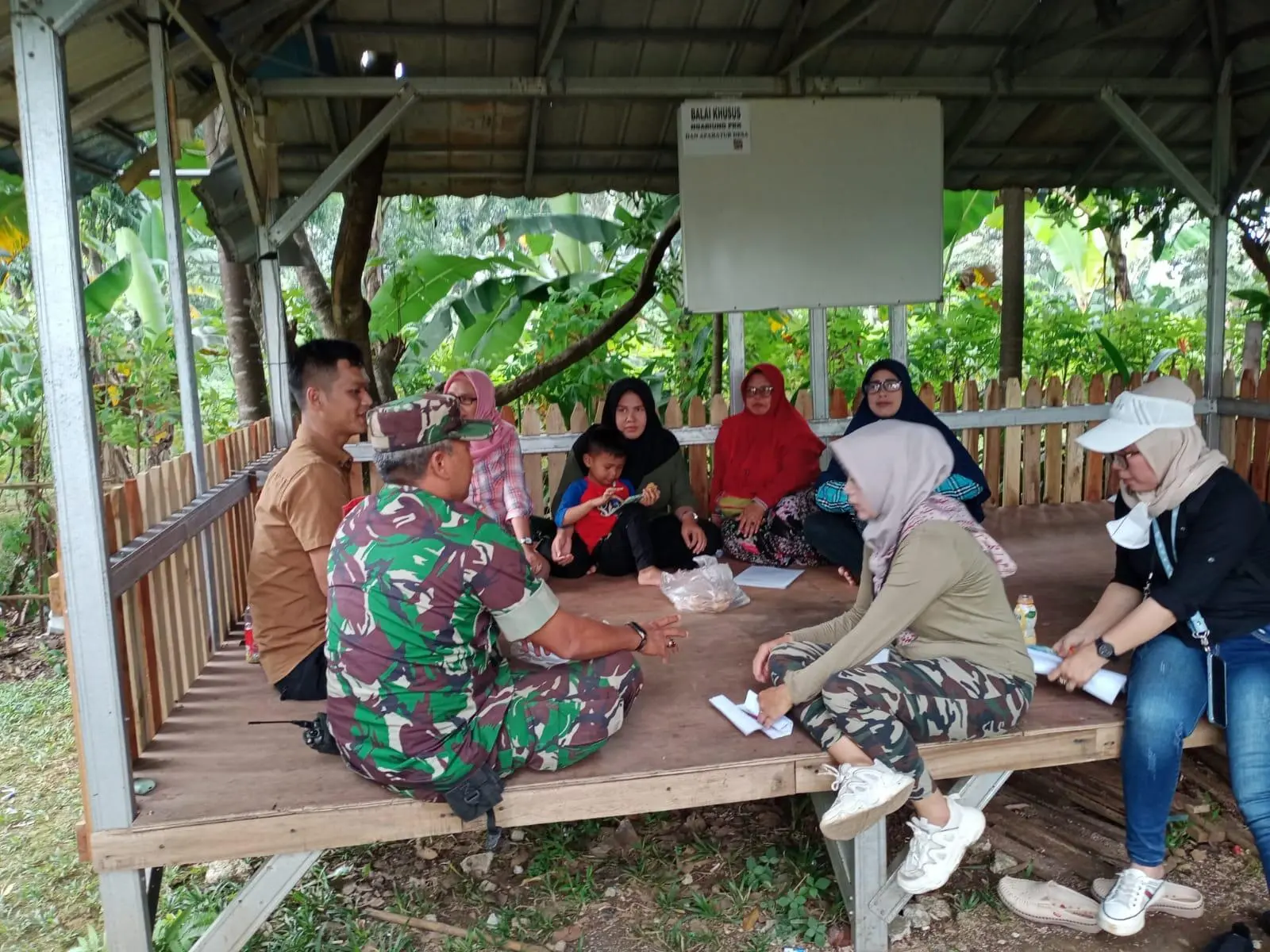 Komsos Babinsa Cadasngampar Sambangi Warga