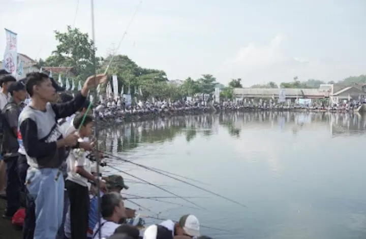 Ribuan Pemancing Mania Padati Kolam Retensi di Acara Relawan G41S Prabowo – Gibran