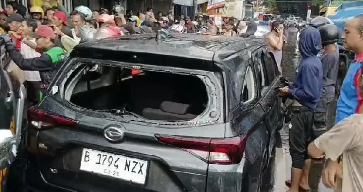 Pencuri Mobil Babak Belur Dihajar Masa di Jalan Empang