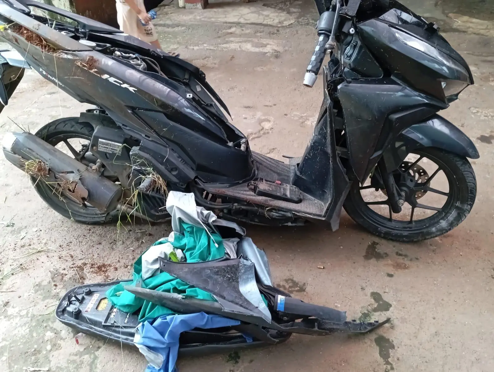 Satu Mobil Pickup Tabrak Motor dan Seruduk Gubuk di Jalan Bomang