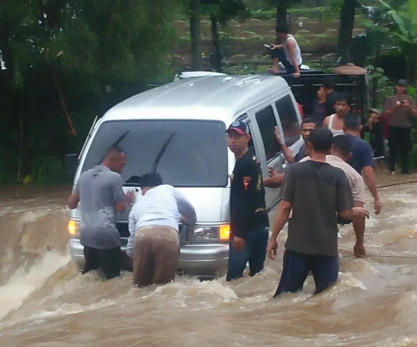 Minibus Nekad Terjang Banjir Hampir Terbawa Arus