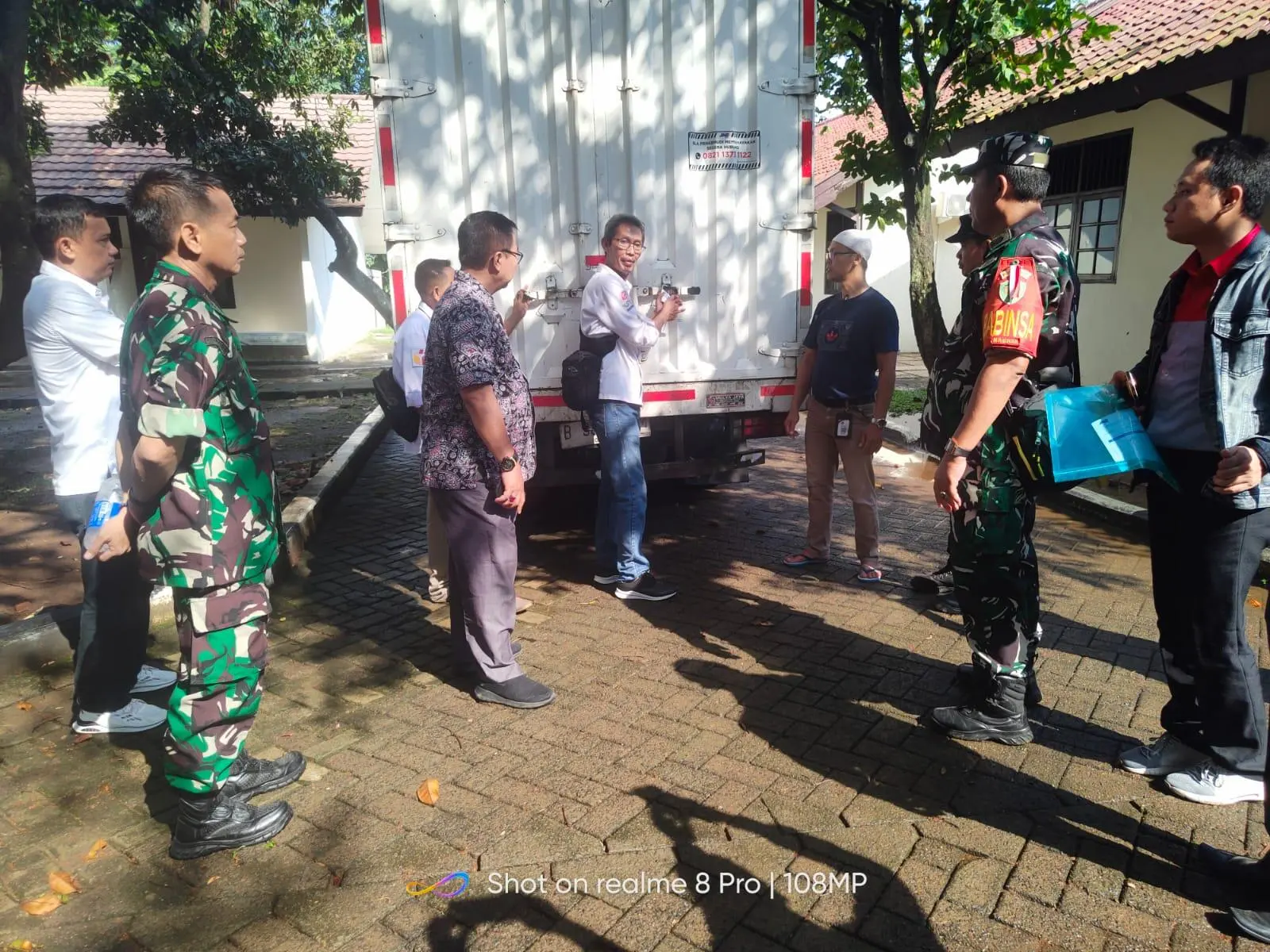 Anggota Koramil 0621-02/Sukaraja Lakukan Pengecekan Kotak Suara Pemilu 2024