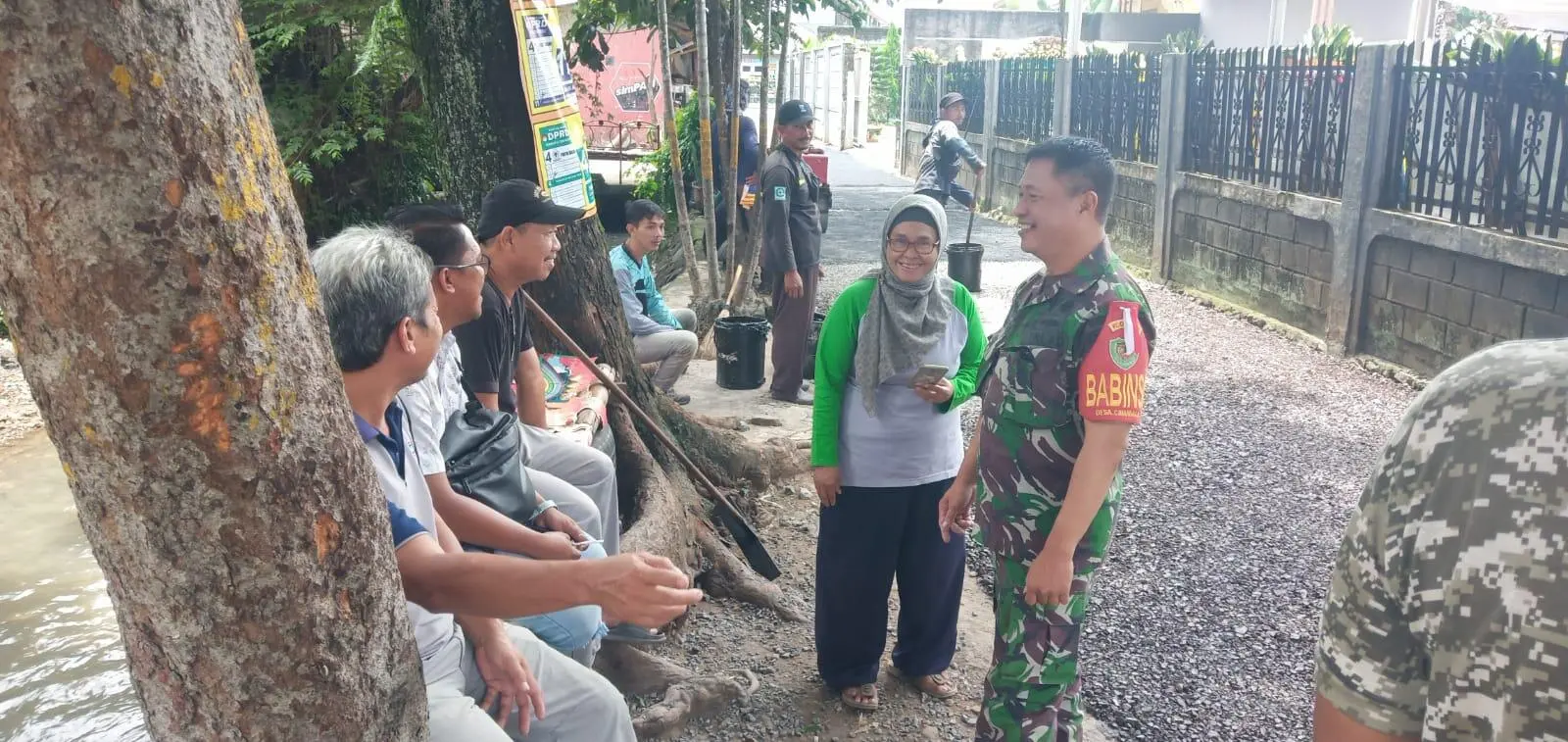 Babinsa Monitoring Pengaspalan Jalan Lingkungan
