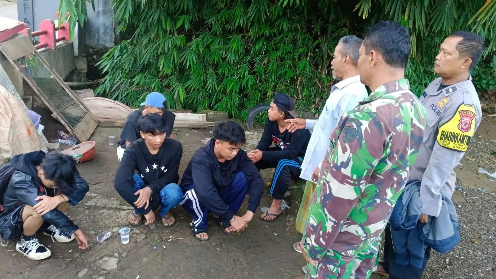 Antisipasi Tawuran Babinsa Amankan Puluhan Anak Muda Berkerumun