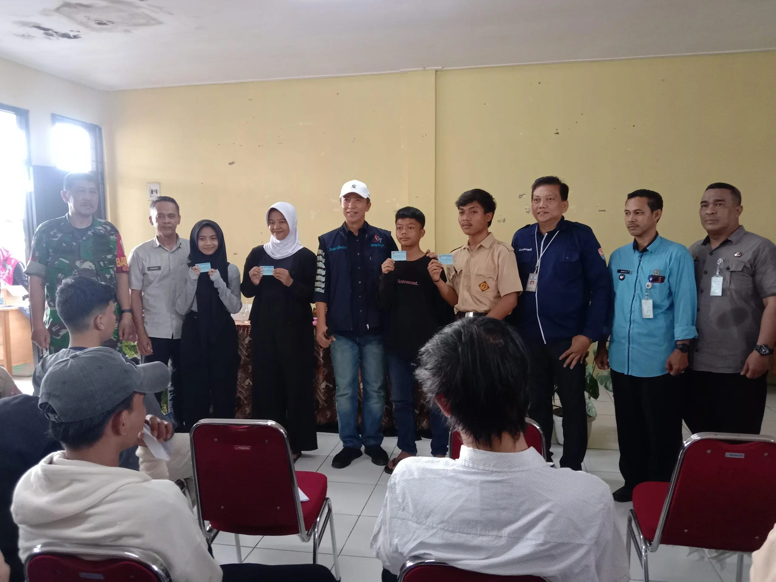 Wakil Wali Kota Bogor Distribusikan e-KTP Untuk Pemilih Pemula 2024