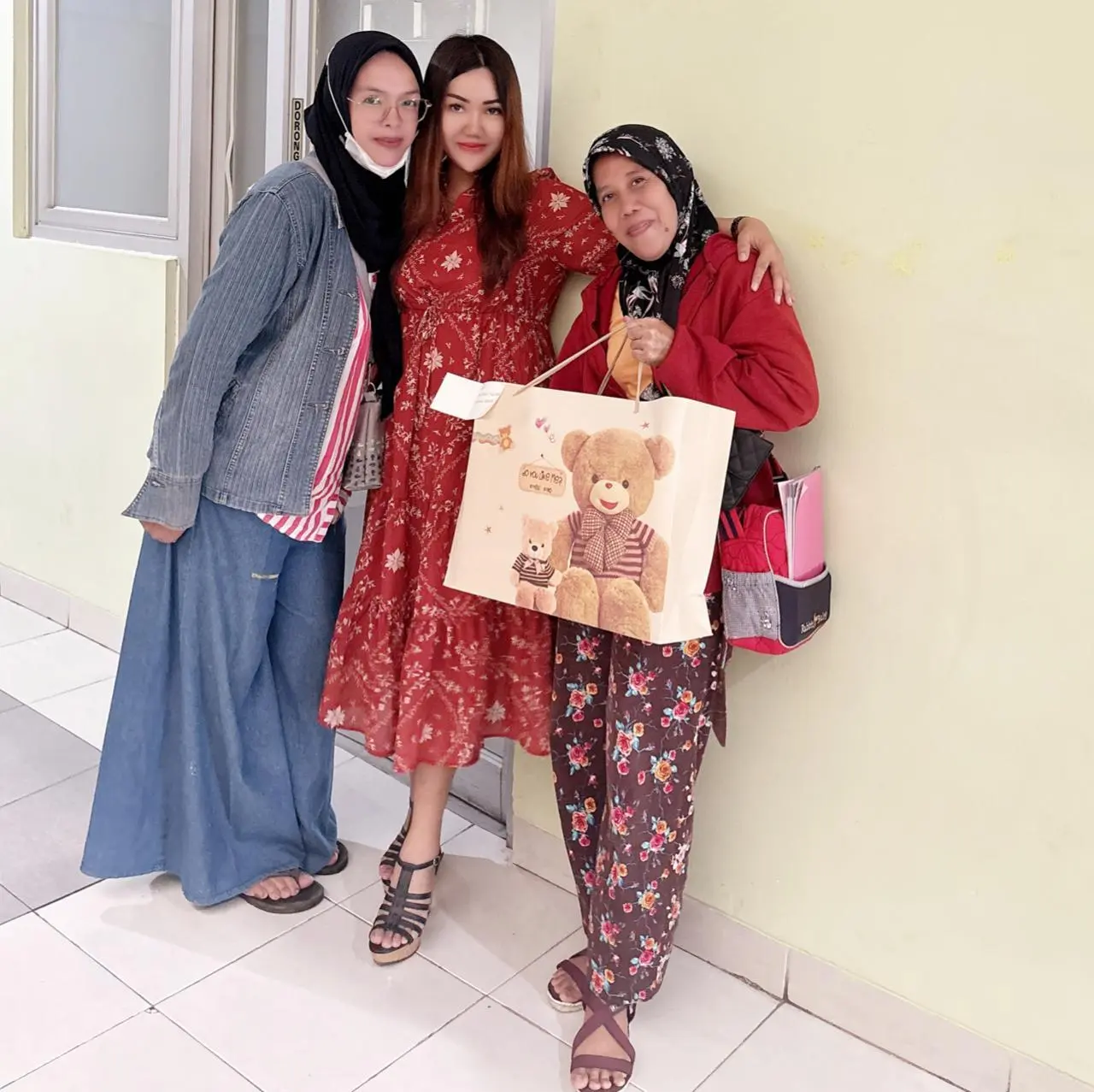 Vina Yuliani Gerak Cepat Bantu Warga Berikan Bantuan Berupa BPJS dan Perlengkapan Bayi