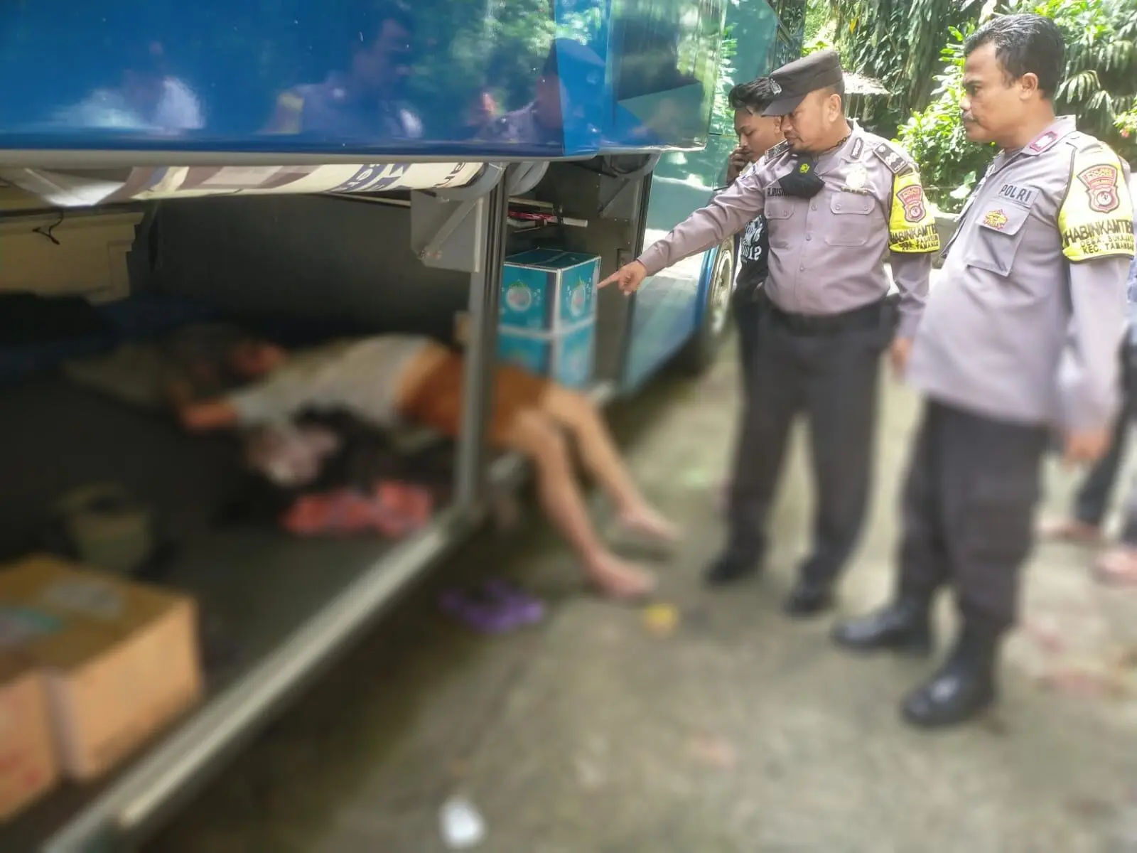 Diduga Sakit Supir Bus Meninggal Dunia Di Dalam Bagasi