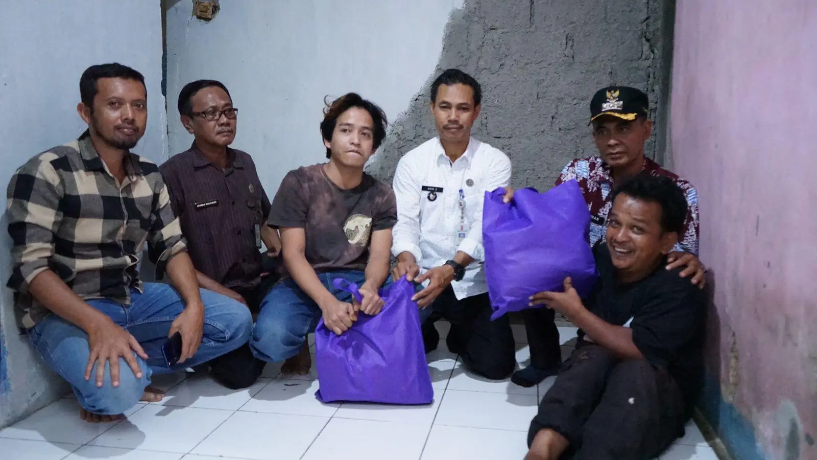 Sambangi Rumah Dona Taher, Aparatur Pemerintah Kecamatan Bogor Selatan Salurkan Bantuan