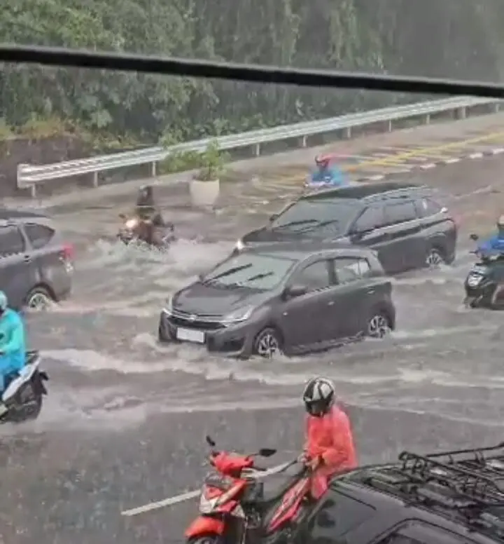 Belum Lama Diresmikan, Jembatan Otista Kebanjiran
