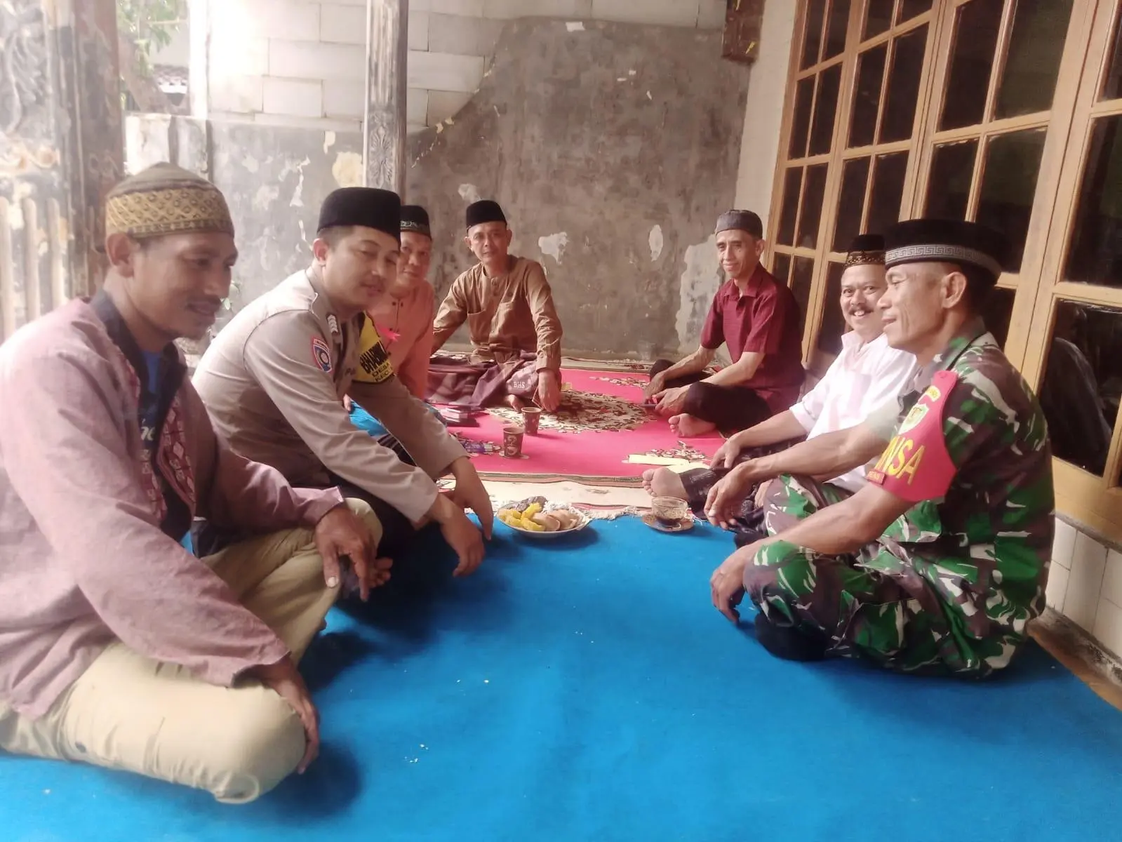 Babinsa Cikeas Lakukan Komsos Bareng Warga