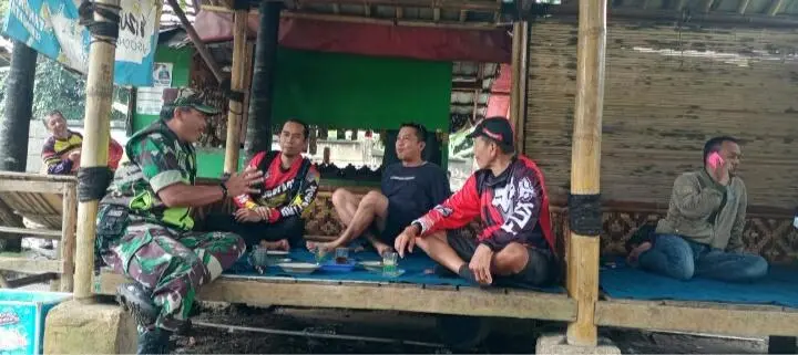 Tingkatkan Tugas Wilayah Babinsa Cadasngampar Komsos Bareng Warga