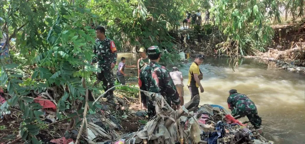 Laksanakan Program Jajaran Atas Koramil 0621-02/Sukaraja Karya Bhakti Bebersih Aliran Sungai Ciluar
